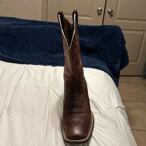 Used in great condition Ariat boots. Size 9.5B